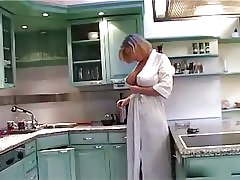 Busty platus – atviras mantija.