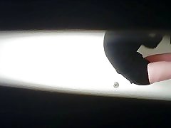 Realus paslėptas kumštelio! brandus brunetė keičiasi vonios kambarys