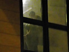 Berniukų žiūri kaimynai