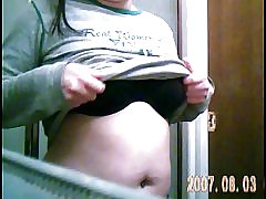 Žmona sugauti žaisti su krūtis ir spenelius