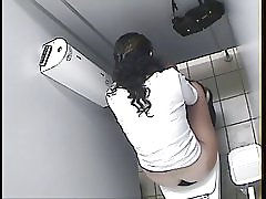 Mergina tualetas spy