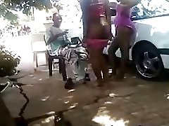 Sklandžiai sušikti putaria gatvėje