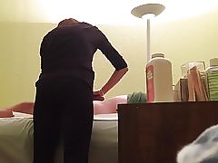 Paslėptas kumštelio didelis kranas cfnm Brazilijos vaškas su cum